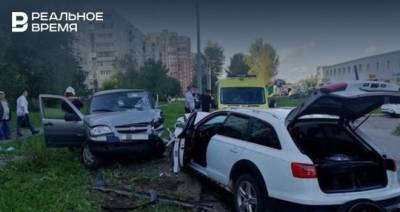 Три девушки пострадали в лобовом столкновении Audi и Chevrolet в Казани