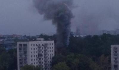 Взрыв вызвал пожар в жилом доме в Москве