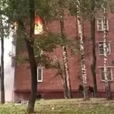 Люди отрезаны огнем на верхних этажах в горящем доме в Москве