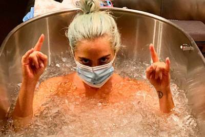 Леди Гага обнажилась и залезла в ванну из льда