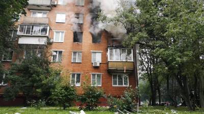 Огонь в жилом доме в Москве охватил три этажа.
