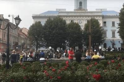 В Черновцах горожане устроили акцию против карантинных ограничений