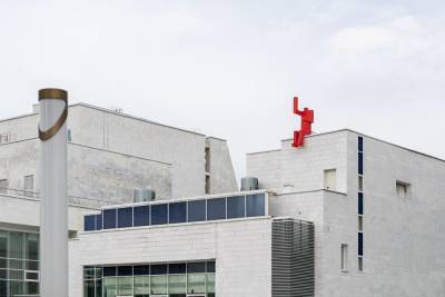В Екатеринбурге на крыше ТЮЗа появился «красный человечек»