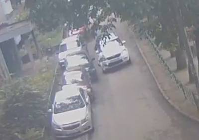 Во дворе Липецка водитель «Шкоды» протаранил три легковушки (видео)