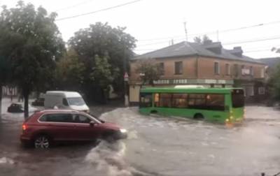 В Житомире ливень вызвал транспортный коллапс