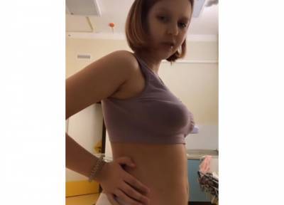 Забеременевшая в 13 лет школьница показала на фото живот через неделю после родов
