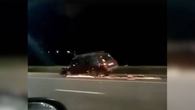 Мчащий без колеса автомобиль сняли в Красноярске на видео