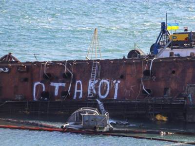 У берегов Одессы снова пытаются поднять затонувший танкер Delfi