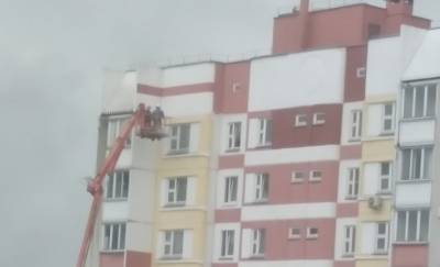 Борьба с БЧБ? В Гомеле коммунальники закрасили красную полосу на фасаде дома — фотофакт