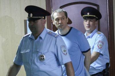 Мосгорсуд счел законным признание экс-полковника МВД Захарченко склонным к побегу