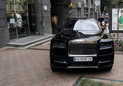Роскошный Rolls-Royce перегородил движение пешеходов в Киеве, фото: "Когда вышел из деревни..."