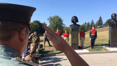 В Донецке открыли памятники Гиви и Кобзону
