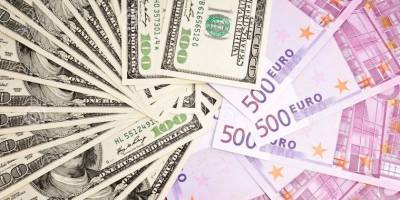 Биржа: евро добавил еще пять копеек, а доллар — четыре