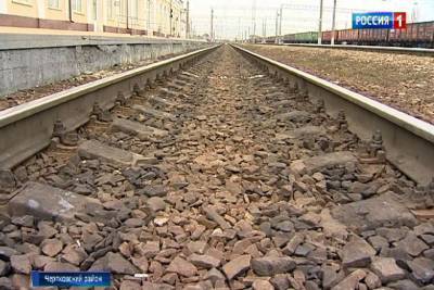 В Батайске 50-летний мужчина попал под грузовой поезд