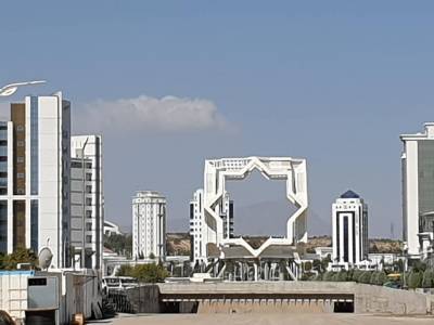 Идет строительство очередного монумента в круговой дорожной развязке в Ашхабаде