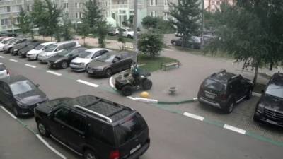 В Подмосковье хулиган на квадроцикле расстрелял детей из страйкбольного пистолета. Видео