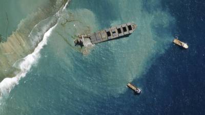 Маврикий: "Вода помутнела не от нефти"