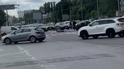 После двух столкновения с авто и бордюрным камнем в "Рено" на Выборгском шоссе пострадали два человека - piter.tv - Санкт-Петербург
