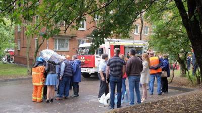 Пострадавших при пожаре в московской пятиэтажке разместят в школе и гостинице