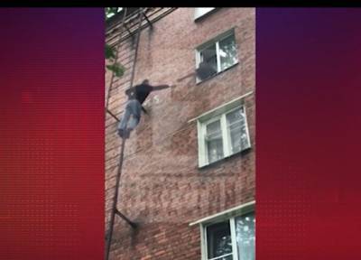Детей вытащили по пожарной лестнице: в пятиэтажке Москвы был взрыв, горели 3 этажа