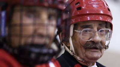 Старейший действующий хоккеист планеты умер на 100-м году жизни