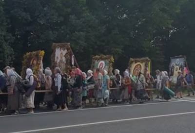 Московские священники устроили крестный ход под Тернополем, видео: "несут иконы и поют молитвы"