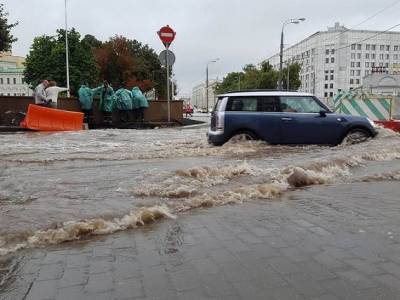Улицы Москвы превратились в «реки» из-за проливного дождя