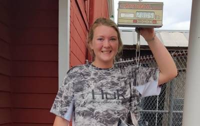 В США 17-летняя девушка поймала рекордную рыбу