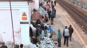 Долгожданный поезд: 900 мигрантов из Узбекистана возвращаются на родину. Видео