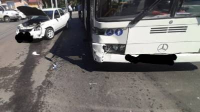 В ДТП с автобусом в Саратове пострадала женщина