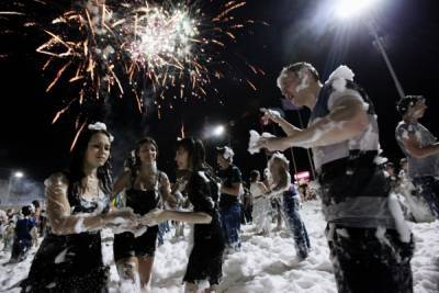 Власти Антальи из-за коронавируса запретили пенные вечеринки