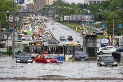 Большой потоп в Москве: вода залила улицы, пострадал зал Новой Третьяковки