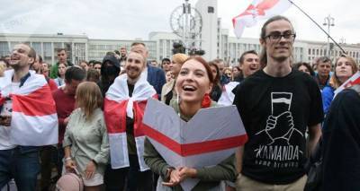 Беларусь митингующая: сторонники оппозиции с песнями и танцами вышли в центр Минска