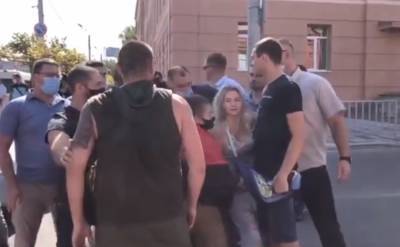 В Днепре начались стычки между активистами и охраной Зеленского, кадры: "Хотели спросить о..."