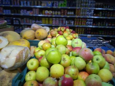 В столичных магазинах «упала» цена на яблоки и помидоры