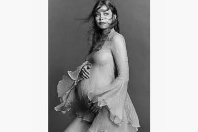 Появились первые фото беременной сестры самой красивой женщины в мире