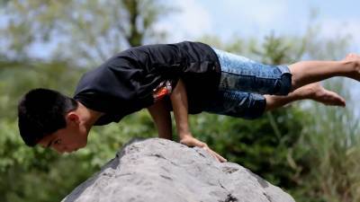 11-летний рекордсмен исполнил акробатические трюки посреди реки.