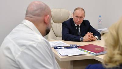 Путин назвал "слишком забюрокраченным" механизм выплат медикам
