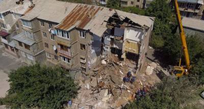 Нуждающиеся в доме жильцы обрушившегося здания в Ереване размещены в гостинице - фото