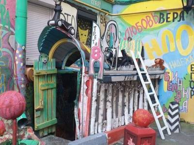 Сотрудники ЖКХ закрасят дворик Нельсона в Петербурге до начала сентября