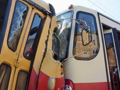 «КАМАЗ» врезался в трамвай в Москве, есть пострадавшие