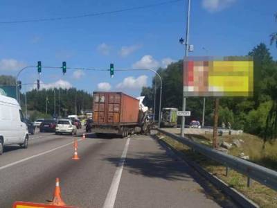 На Киевщине у грузовика отказали тормоза: произошло серьезное ДТП