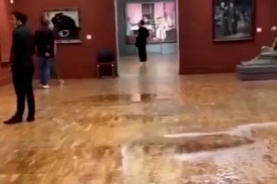 Ливень затопил в Москве Третьяковскую галерею
