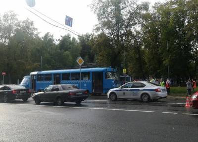 ДТП с участием грузовика КАМАЗ и трамвая произошло на севере Москвы