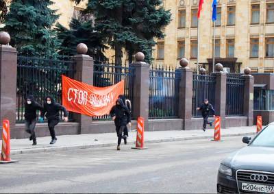 «Наши танки будут в Праге»: нацболы атаковали посольство Чехии в Москве