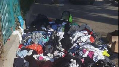 Воры в Беэр-Шеве украли одежду для бедных, а что не понравилось - разбросали на улице