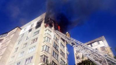 Идет эвакуация: в горящем доме в Керчи рухнули перекрытия