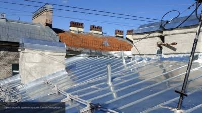 Три человека сорвались с крыши в Москве во время работы