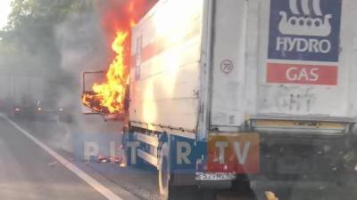 На Московском шоссе горит грузовик
