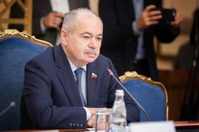 Межпарламентские связи России и Азербайджана развиваются по нарастающей, заявил Умаханов